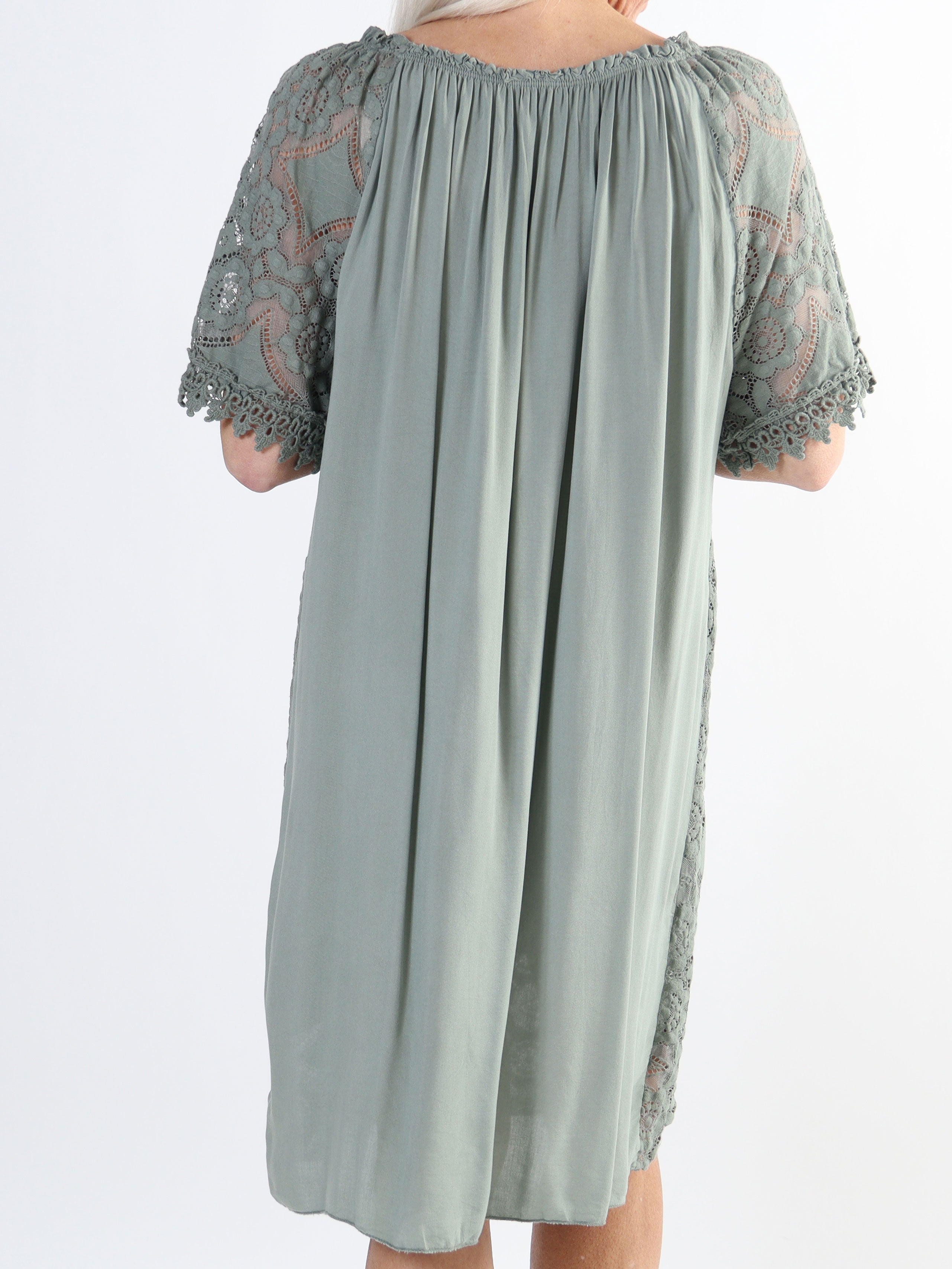 Thea - Spetsklänning med elastisk halsringning i stora storlekar